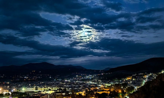 Νίκησε την κακοκαιρία Alexandros η τελευταία υπερπανσέληνος του 2024 - Εντυπωσιακές εικόνες