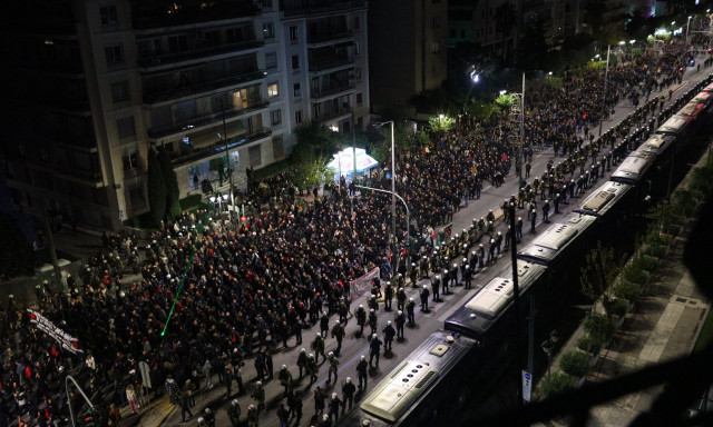 Πολυτεχνείο: Κορυφώθηκαν οι εκδηλώσεις - Ειρηνική η πορεία στην Αθήνα - Ένταση στη Θεσσαλονίκη