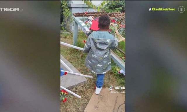 Επέτειος Πολυτεχνείου: Μπόμπιρας συγκινεί αφήνοντας γαρίφαλο στη μνήμη των θυμάτων