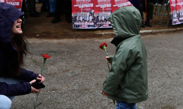 Πολλές οικογένειες πήγαν στο Πολυτεχνείο – «Μαθαίνουμε στα παιδιά ότι συνεχίζουμε τον αγώνα»