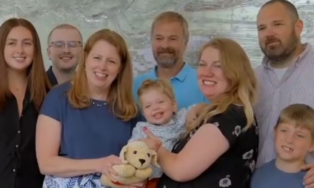 Συγκινητική στιγμή: Γυναίκα συνάντησε το ενός έτους αγοράκι που έσωσε με δωρεά οργάνων της