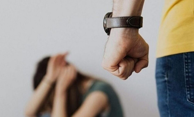 Λάρισα: Έπιασε τη σύντροφό του από τα μαλλιά και την έσυρε με το αυτοκίνητο