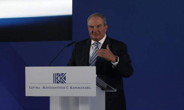 Παρέμβαση Καραμανλή: Όλα τα βλέμματα στραμμένα στον πρώην πρωθυπουργό μετά τη διαγραφή Σαμαρά