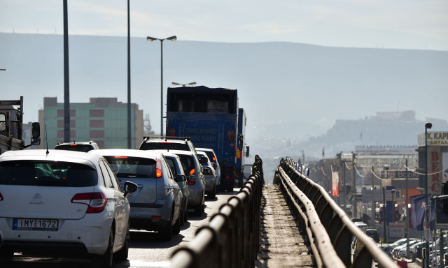 Τροχαίο στη Λεωφόρο Αθηνών, στο ύψος της Θηβών – Σοβαρά τραυματίας ένας δικυκλιστής