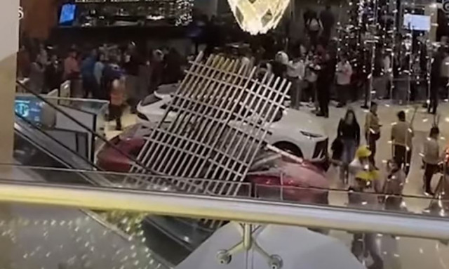 Γουατεμάλα: Αυτοκίνητο πέφτει από την οροφή εμπορικού κέντρου - Νεκρός ένας υπάλληλος