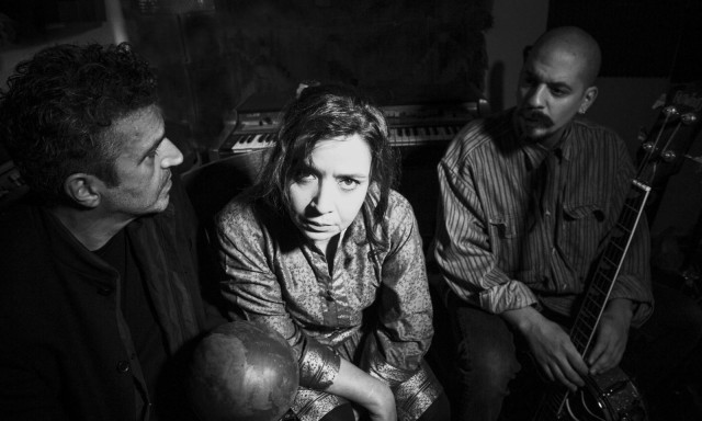 Θέατρο Μπέλλος: «Ο Ξεπεσμένος Δερβίσης», ένας διαχρονικός ξένος με τη Φένια Παπαδόδημα