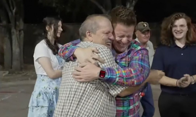 Γιος έκανε έκπληξη στον πατέρα του:  Αγόρασε το αυτοκίνητο που είχε πουλήσει για να τον μεγαλώσει