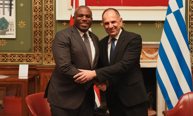 Συντάνηση Γεραπετρίτη – Λάμι: Στο επίκεντρο η ελληνοβρετανική συνεργασία και το Κυπριακό