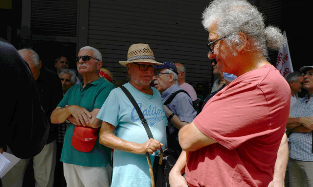 Τι γίνεται με τα εφάπαξ: Ποιοι θα πληρωθούν έως το τέλος του έτους – Δείτε τα ποσά