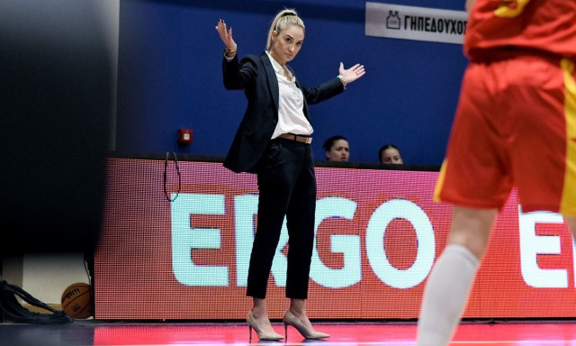 Ήττα στο ντεμπούτο της Σελέν Ερντέμ στα Ιωάννινα - Με κοστούμι και γόβες η Τουρκάλα στον πάγκο