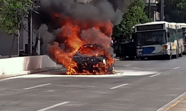 Φωτιά σε αυτοκίνητο στο Φάληρο: «Είδα ξαφνικά καπνούς», λέει ο οδηγός