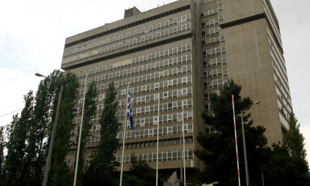 Πέταξαν τρικάκια έξω από το υπουργείο Προστασίας του Πολίτη