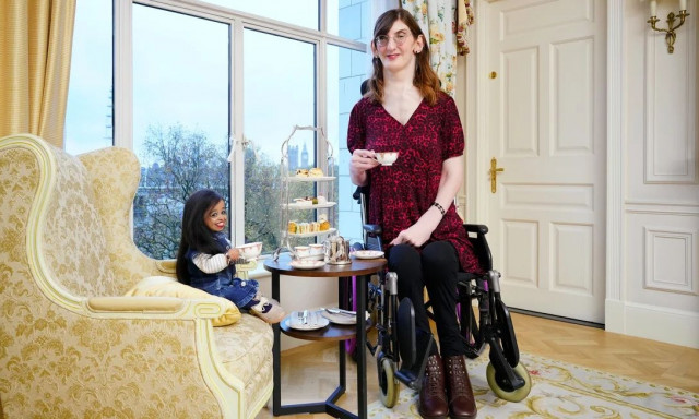 Συναντήθηκαν για πρώτη φορά η πιο ψηλή και η πιο κοντή γυναίκα στον πλανήτη