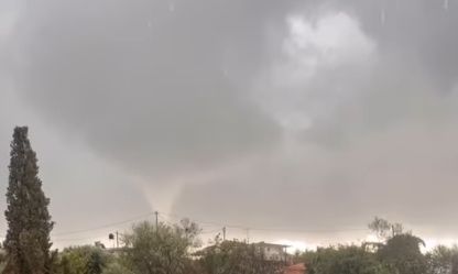 Εντυπωσιακές εικόνες: Ανεμοστρόβιλος στις Βελίτσες Αχαΐας