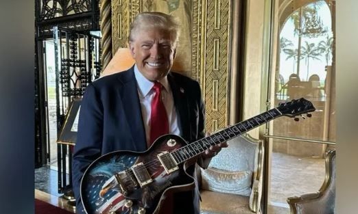 Τραμπ: Mετά τις βίβλους και τα αθλητικά παπούτσια «πουλάει» κιθάρες MAGA αξίας 10.000 δολαρίων