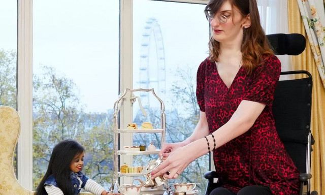 Η ψηλότερη και η κοντύτερη γυναίκα του κόσμου συναντήθηκαν και... ήπιαν τσάι