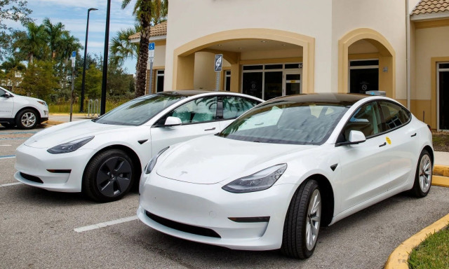 Η Hertz ξεφορτώνεται χιλιάδες μεταχειρισμένα ηλεκτρικά