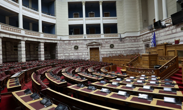Αξιωματική Αντιπολίτευση vs Τρίτο κόμμα: Τι κερδίζει το ΠΑΣΟΚ και τι χάνει ο ΣΥΡΙΖΑ