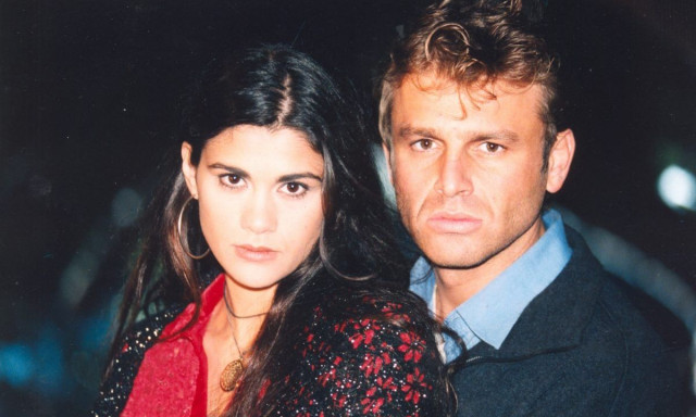 Ψίθυροι Καρδίας: Η σειρά του Μανουσάκη που άδειασε τους δρόμους και έκλεισε τον κόσμο στα σπίτια