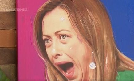 Αλβανία: Τρώγοντας ψάρια με... παρέα τη Μελόνι, κοντά στα κέντρα προσφύγων (Βίντεο)