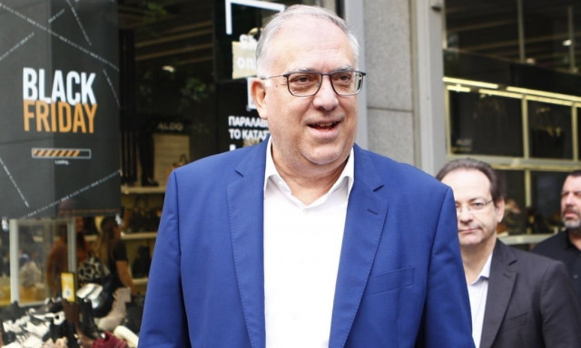 Στην αγορά της Αθήνας ενόψει Black Friday ο Θεοδωρικάκος - Τι είπε για τις παραπλανητικές εκπτώσεις