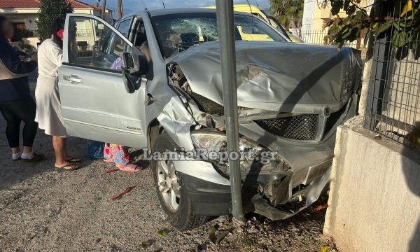 Λαμία: Παραβίασε STOP, εμβόλισε αυτοκίνητο κι κατέληξε στον μαντρότοιχο