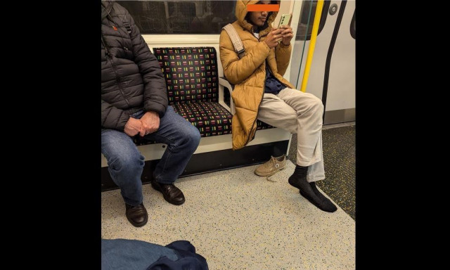 Μετρό Λονδίνου: Τυφλός έχασε το παπούτσι του αφού σκόνταψε - Ένας άντρας του έδωσε το δικό του