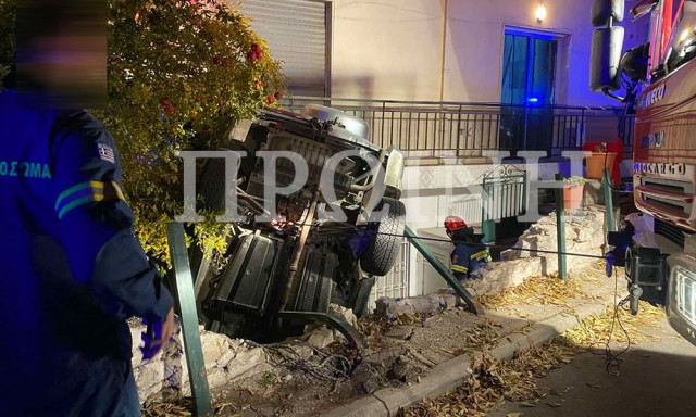 Απίστευτο τροχαίο στην Καβάλα: Σφηνώθηκε μεταξύ πεζοδρομίου και τριώροφης κατοικίας