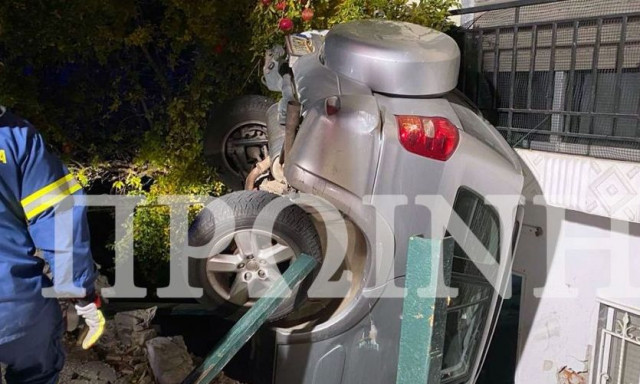 Καβάλα: Αυτοκίνητο «σφήνωσε» σε πεζοδρόμιο και πολυκατοικία