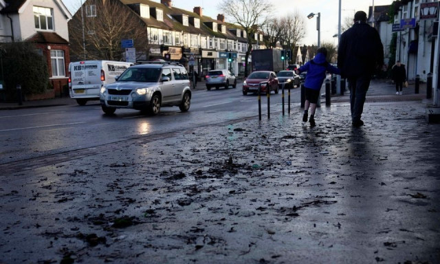 Χάος στη Βρετανία από την καταιγίδα Μπερτ - Ένας νεκρός, χιλιάδες χωρίς ρεύμα