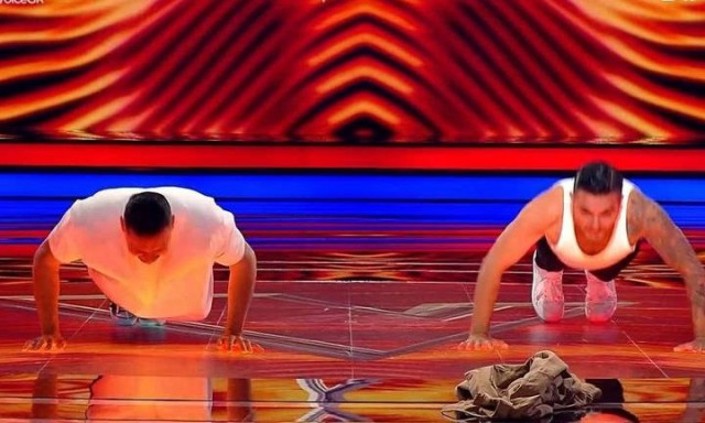 Χρήστος Μάστορας: Έπεσε στη σκηνή του The Voice και έκανε push ups για χάρη διαγωνιζόμενου