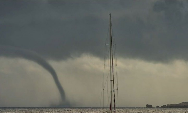 Ρόδος: Εμφανίστηκε εντυπωσιακός υδροστρόβιλος