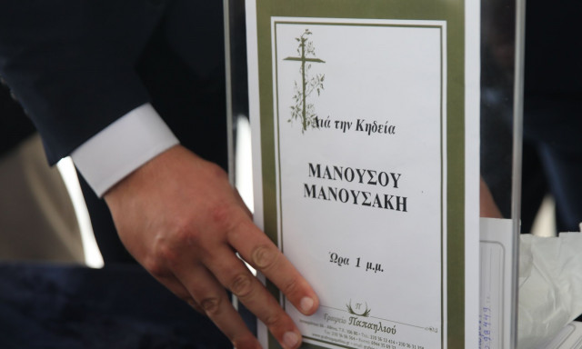 Μανούσος Μανουσάκης: Συγγενείς και φίλοι αποχαιρέτησαν τον σπουδαίο σκηνοθέτη