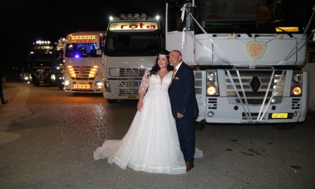 Λάρισα: Ένας ξεχωριστός γάμος με νταλίκες και κόρνες στη διαπασών