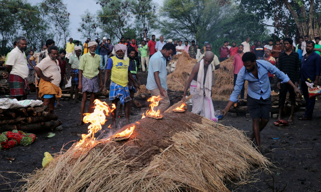Φρίκη στην Ινδία: 25χρονος ξύπνησε πάνω στη νεκρική πυρά - Είχαν κάνει νεκροψία στα χαρτιά