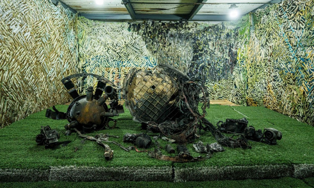 Ουκρανία: Παρουσίασε συντρίμμια του ρωσικού πυραύλου Oreshnik