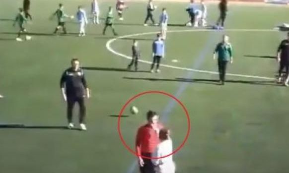 Ισπανία: Μητέρα μπήκε στο γήπεδο και χαστούκισε διαιτητή