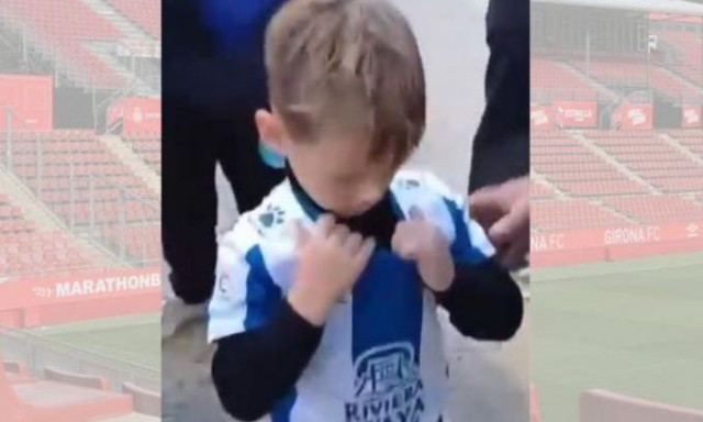 Σάλος με βίντεο στην Ισπανία: Ανάγκασαν 5χρονο να βγάλει φανέλα της Εσπανιόλ για να μπει στο γήπεδο