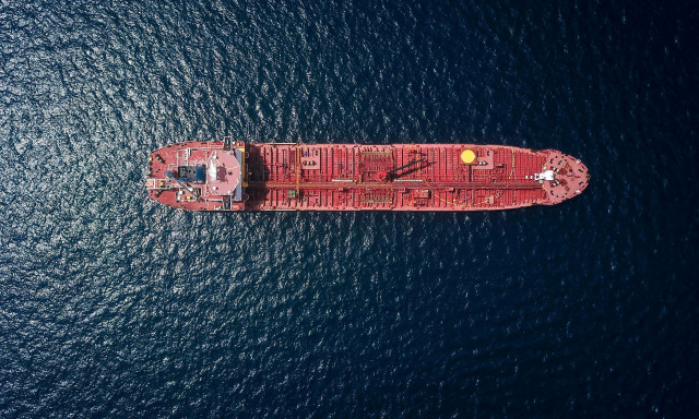 Bloomberg: Κοντά σε Μυτιλήνη και Χίο μεταφέρθηκε μυστικά ρωσικό πετρέλαιο από πλοίο σε πλοίο