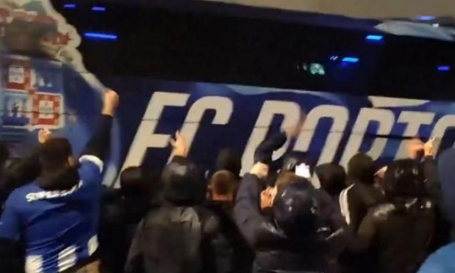 Πόρτο: Επεισόδια κι επίθεση οπαδών στο πούλμαν της ομάδας μετά τον αποκλεισμό στο Κύπελλο (vid)