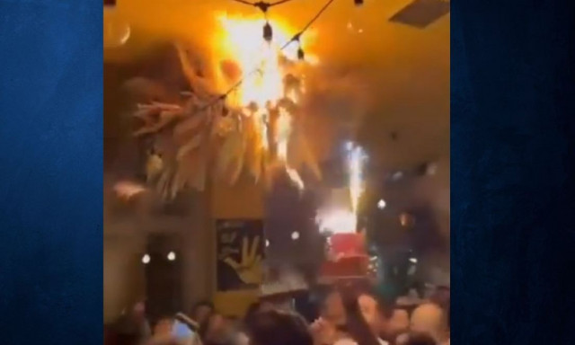 Παγκράτι: Από τούρτα γενεθλίων πήρε φωτιά το γνωστό μπαρ - Βίντεο ντοκουμέντο