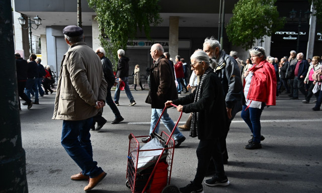 Γιατί οι συνταξιούχοι θα δουν διπλή πληρωμή μέσα σε έναν μήνα