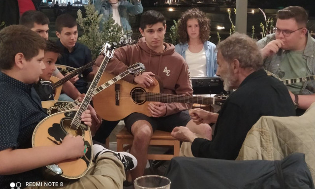 Ο Σταύρος Ξαρχάκος διευθύνει τη μουσική σχολή «Εν Χορδαίς & Οργάνοις» στη Σύρο