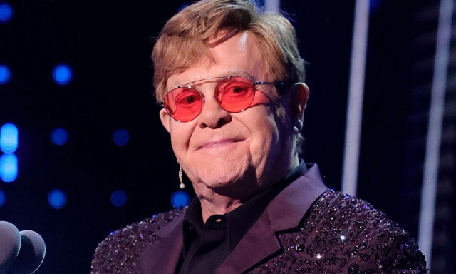 Elton John: «Είμαι τυφλός από το δεξί μάτι λόγω μόλυνσης»