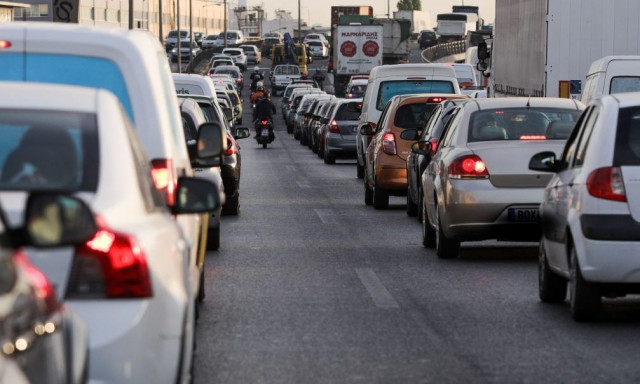 Στο «κόκκινο» ο Κηφισός - Καθυστερήσεις από τροχαία και στα δύο ρεύματα