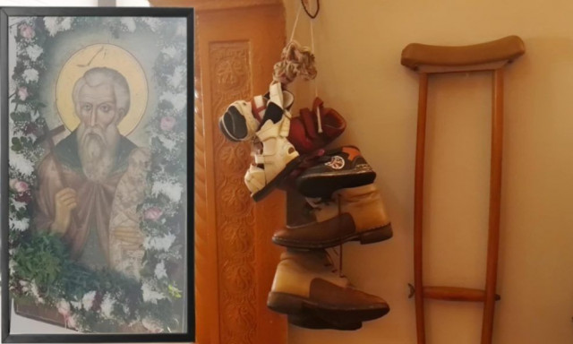 Κρήτη: Αφιερώνουν παιδικά παπουτσάκια στον Άγιο Στυλιανό!