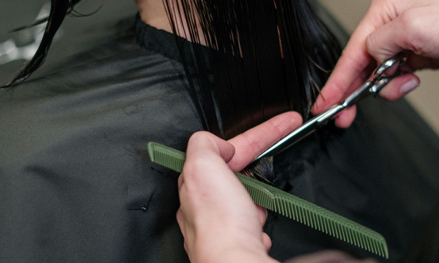 Ασπρόπυργος: Το «ροζ» κομμωτήριο - Ο κρυφός χώρος και οι «εκλεκτοί» πελάτες