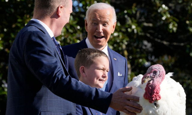 Ημέρα των Ευχαριστιών: Ο Μπάιντεν έδωσε χάρη σε δύο γαλοπούλες – Δείτε βίντεο