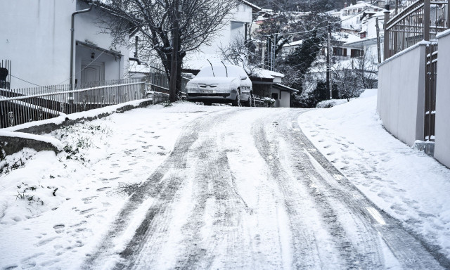 Πώς απομακρύνουμε τον πάγο από τα τζάμια του αυτοκινήτου μας