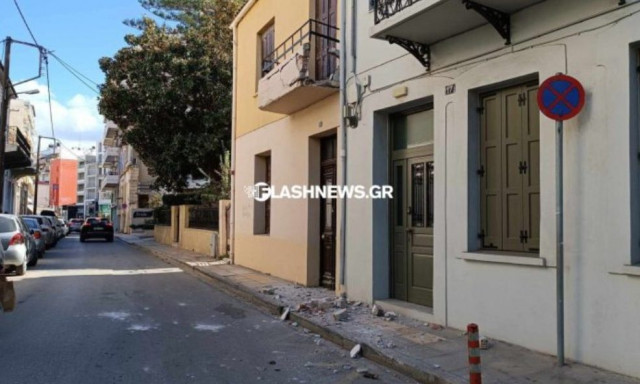 Χανιά: Φορτηγό γκρέμισε τμήμα μπαλκονιού σε σπίτι! | ΦΩΤΟ